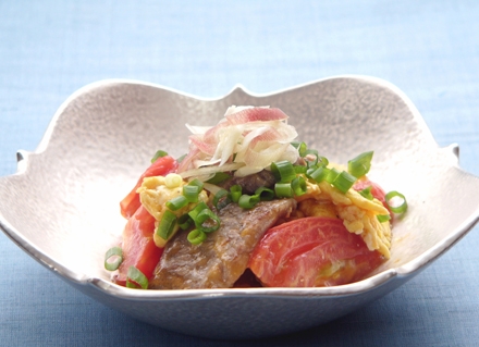 大和牛・トマト・卵の中華風炒め 花みょうがを添えて