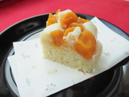 酒粕風味の蒸しパン 干し柿添え